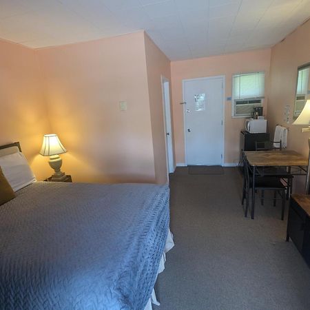 Pinewood Inn Barrys Bay Екстер'єр фото