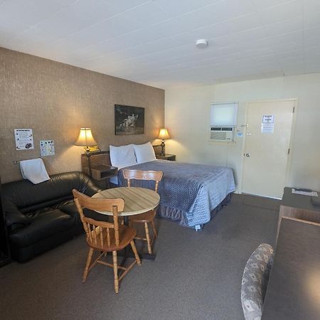 Pinewood Inn Barrys Bay Екстер'єр фото