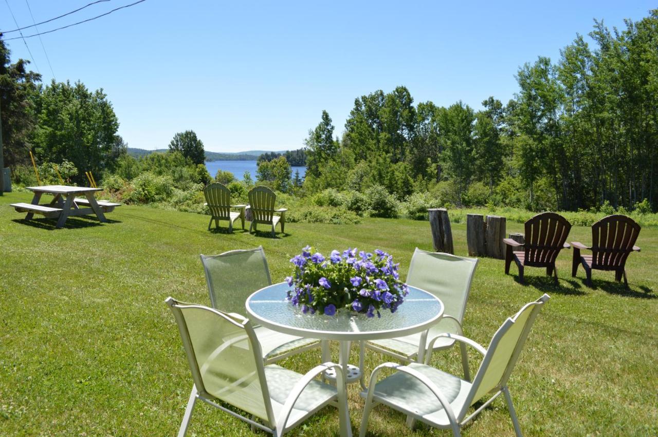 Pinewood Inn Barrys Bay Екстер'єр фото