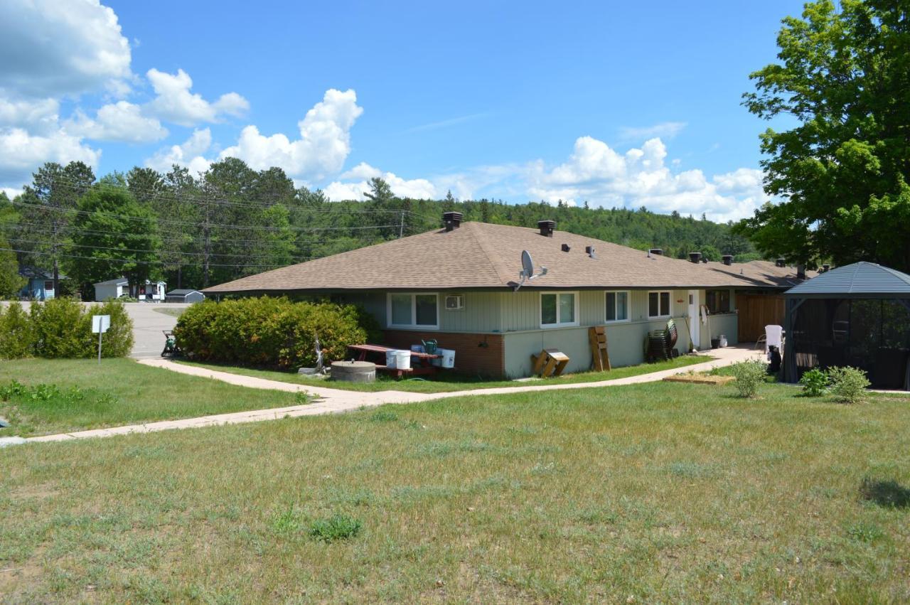 Pinewood Inn Barrys Bay Екстер'єр фото