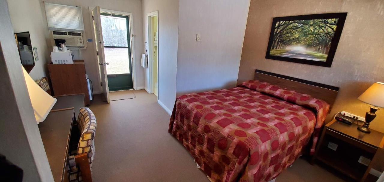 Pinewood Inn Barrys Bay Екстер'єр фото