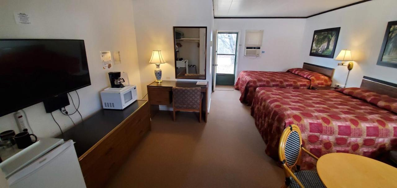 Pinewood Inn Barrys Bay Екстер'єр фото