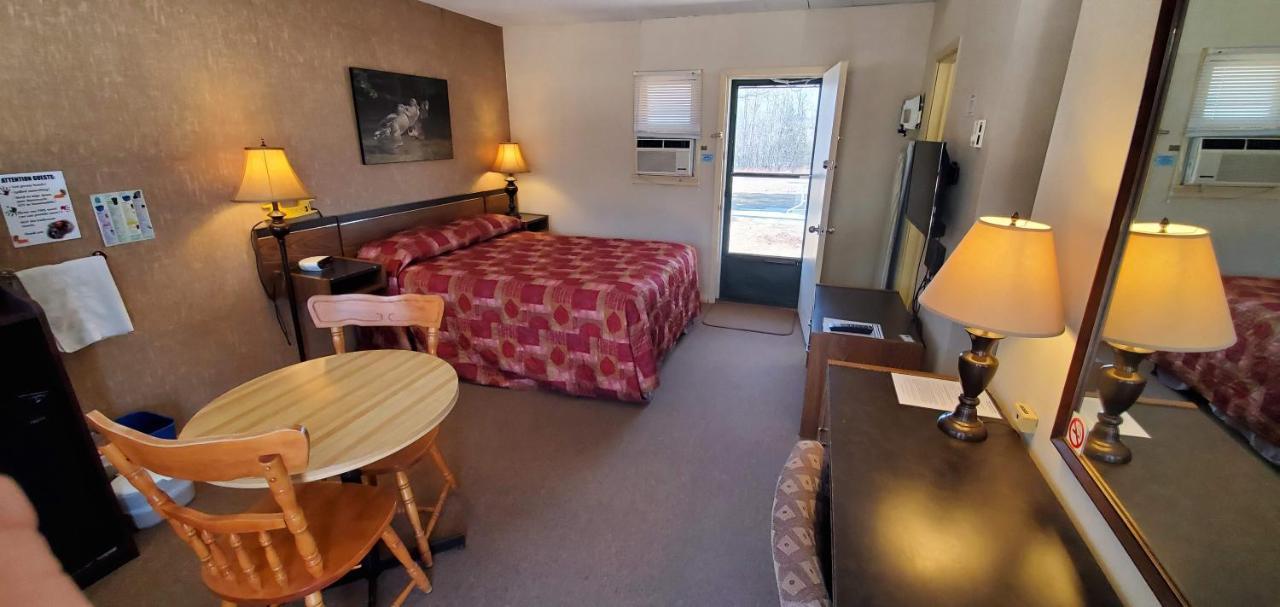 Pinewood Inn Barrys Bay Екстер'єр фото