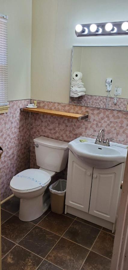 Pinewood Inn Barrys Bay Екстер'єр фото