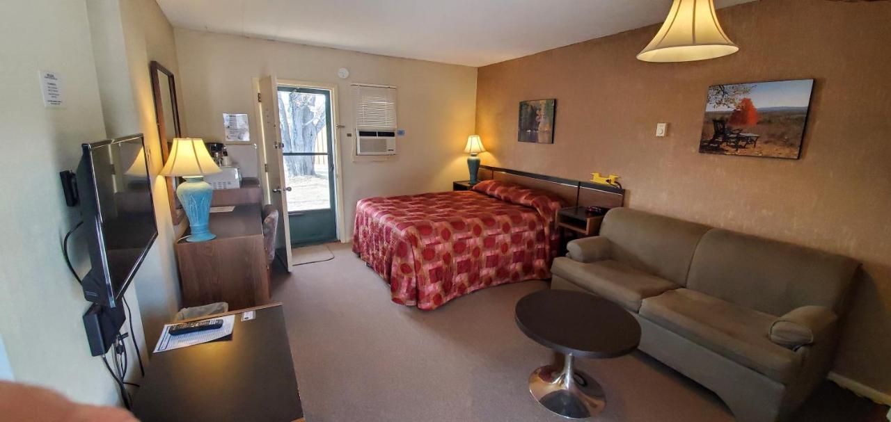 Pinewood Inn Barrys Bay Екстер'єр фото