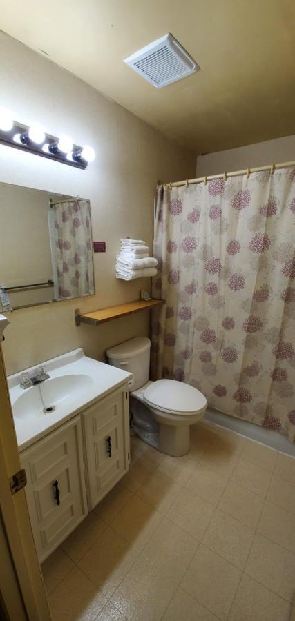 Pinewood Inn Barrys Bay Екстер'єр фото