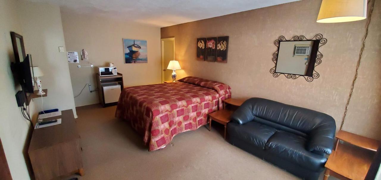 Pinewood Inn Barrys Bay Екстер'єр фото