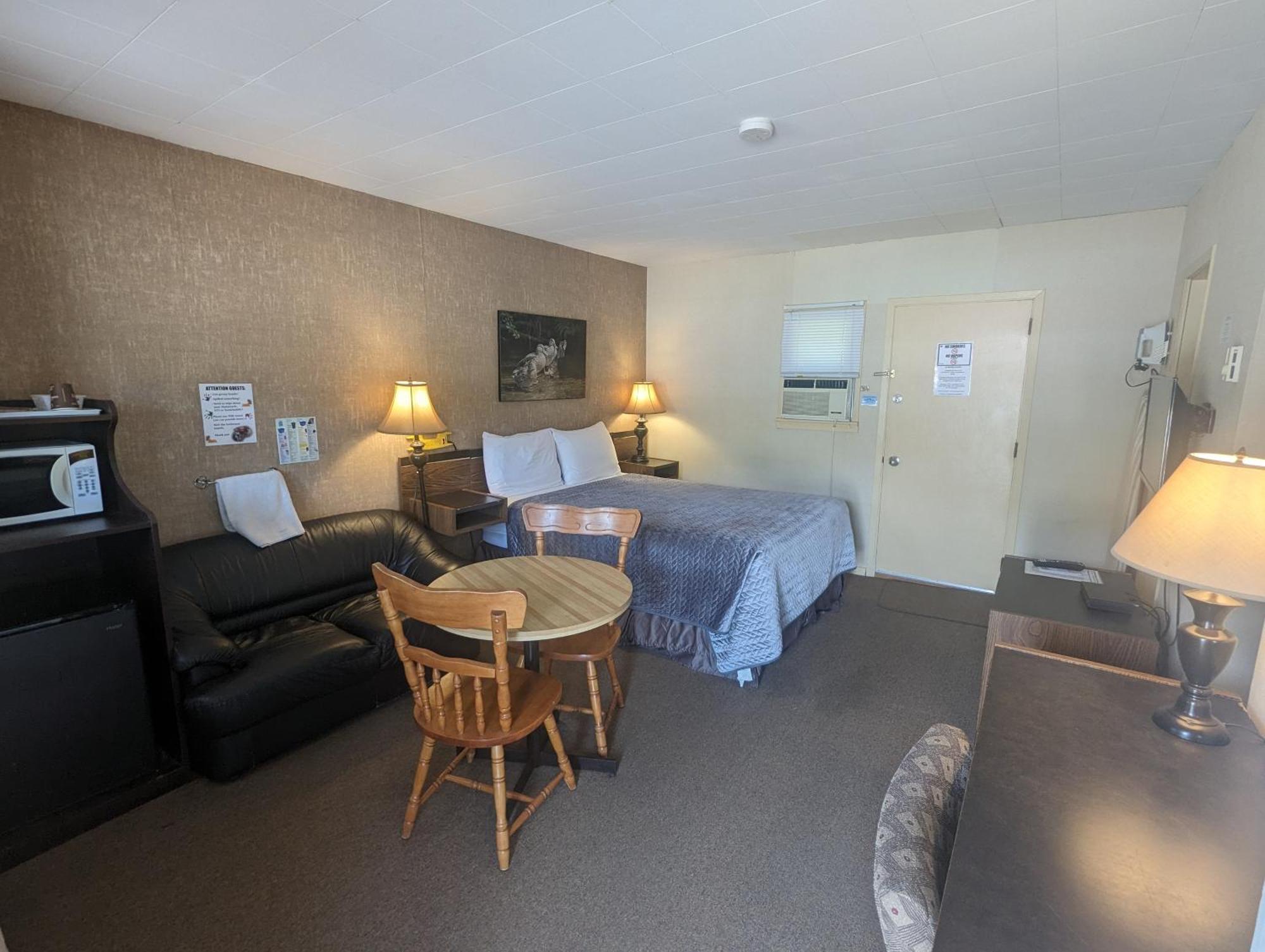 Pinewood Inn Barrys Bay Екстер'єр фото