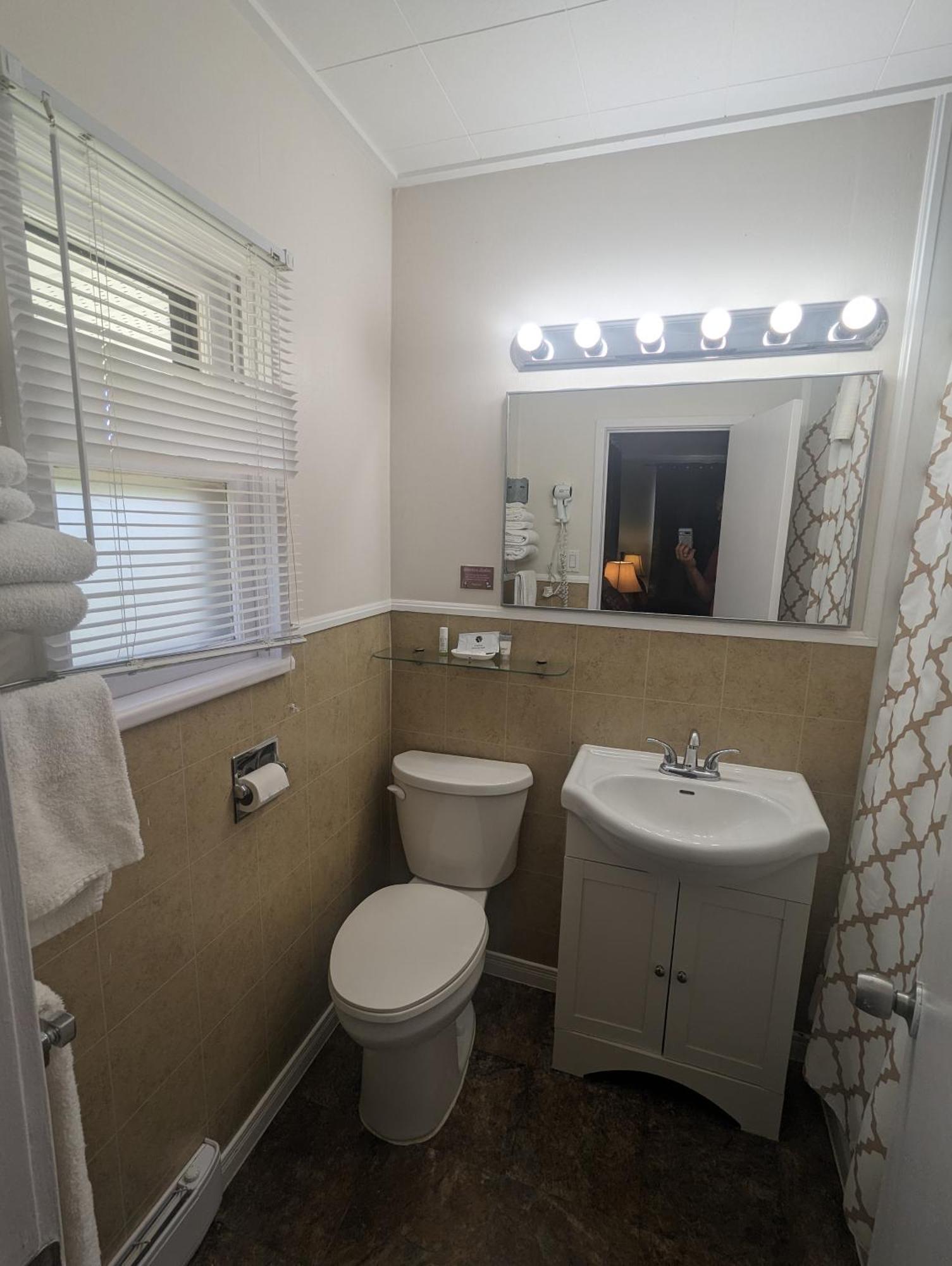 Pinewood Inn Barrys Bay Екстер'єр фото